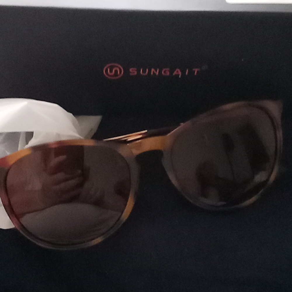 Sun glasses - Picture 2 of 3